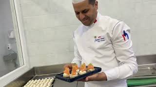canapés au saumon fumé avec une crème de fromage frais.