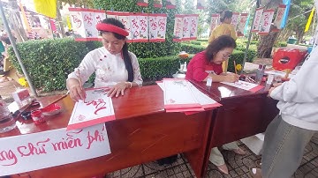 Close-up van prachtige kalligrafie voor mensen binnen en buiten de provincie Tay Ninh in de Nguye...