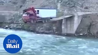 Incredible video of lorry taking mobile home across tiny bridge - Daily Mail