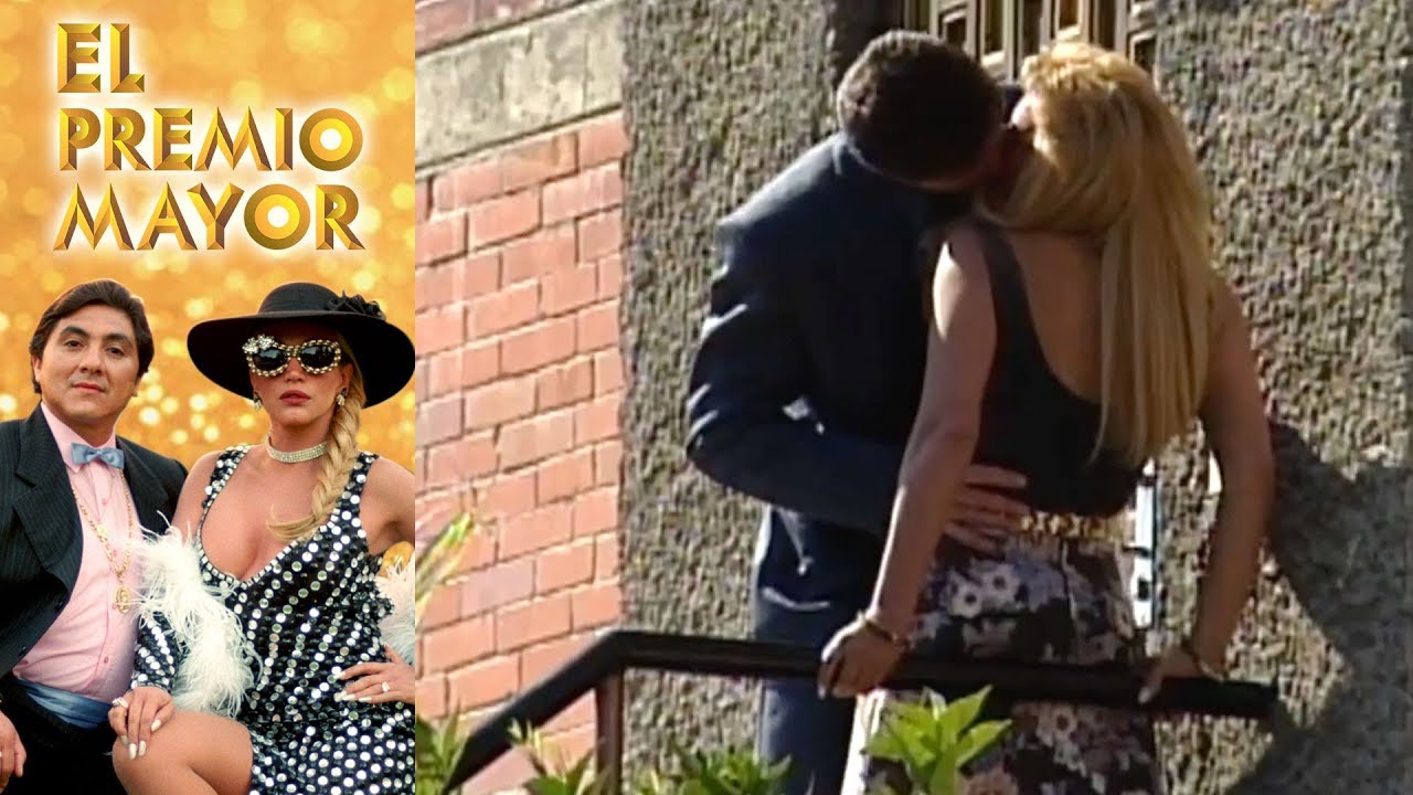 El premio mayor: Lorenzo le roba un beso a Rebeca | Escena - C-48 | Tlnovelas