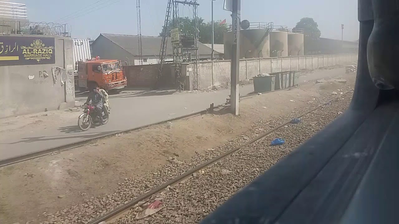 tezgam-express-crossing-the-lahore-kot-lakhpat-and-lahore-central-jail