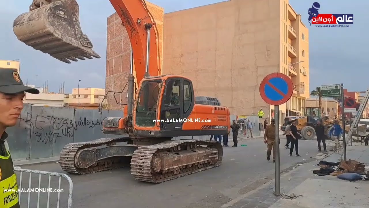 من وجدة: السلطات المحلية تشرع في هدم محلات تجارية وسط المدينة من أجل تصميم التهيئة الجديد للعاصمة...