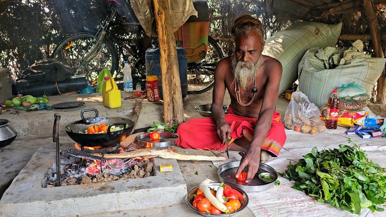 Chitrakoot सिद्ध संत श्री हरि गिरी महाराजा की कुटिया में जंगली भांजी और रामरोट टिक्कड़ 