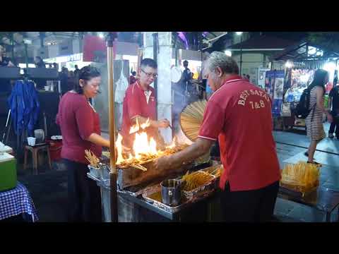 वीडियो: सिंगापुर में लाउ पा सैट फेस्टिवल मार्केट में भोजन