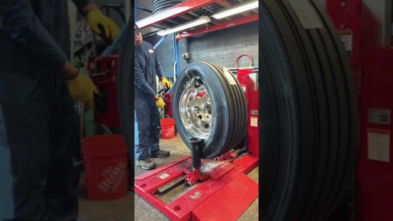 Commercial Automatic truck tyre changing machine now available upto size 26inch best Quality.