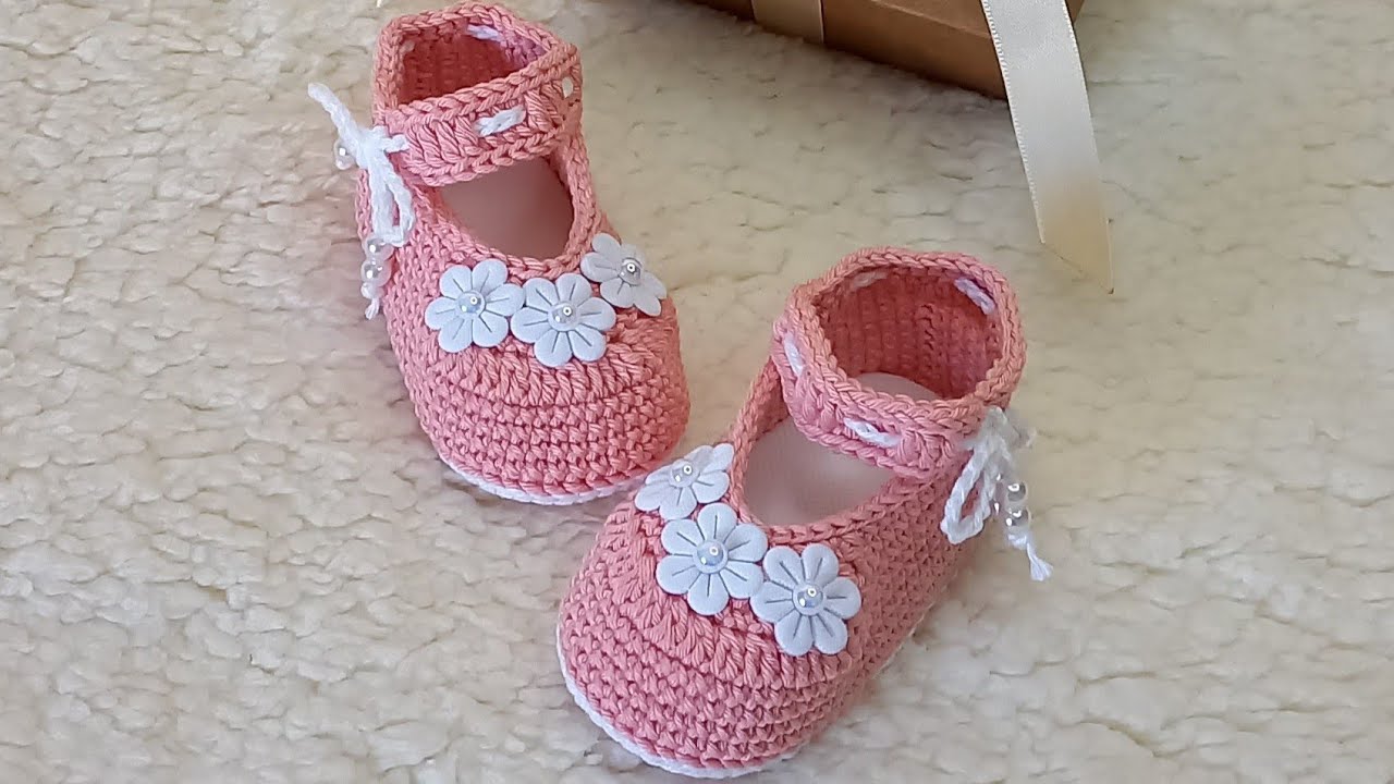Sapatinho de crochê para bebê. Tamanho 9cm