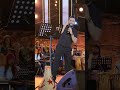 رووف ماهر يسلم على جمهور قرطاج بطريقته
