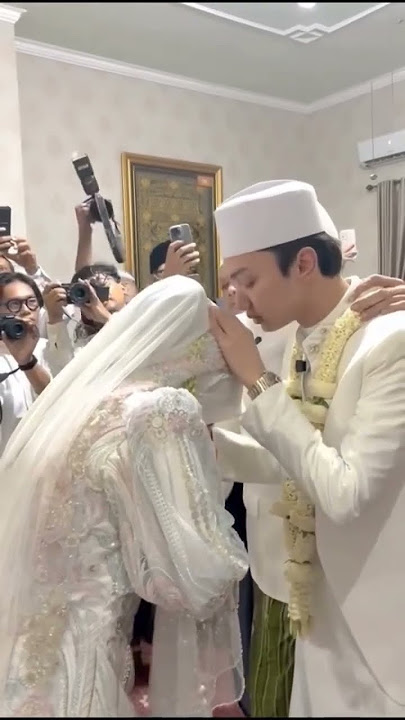 Momen Pernikahan Gus Azmi dan Ning Khansa