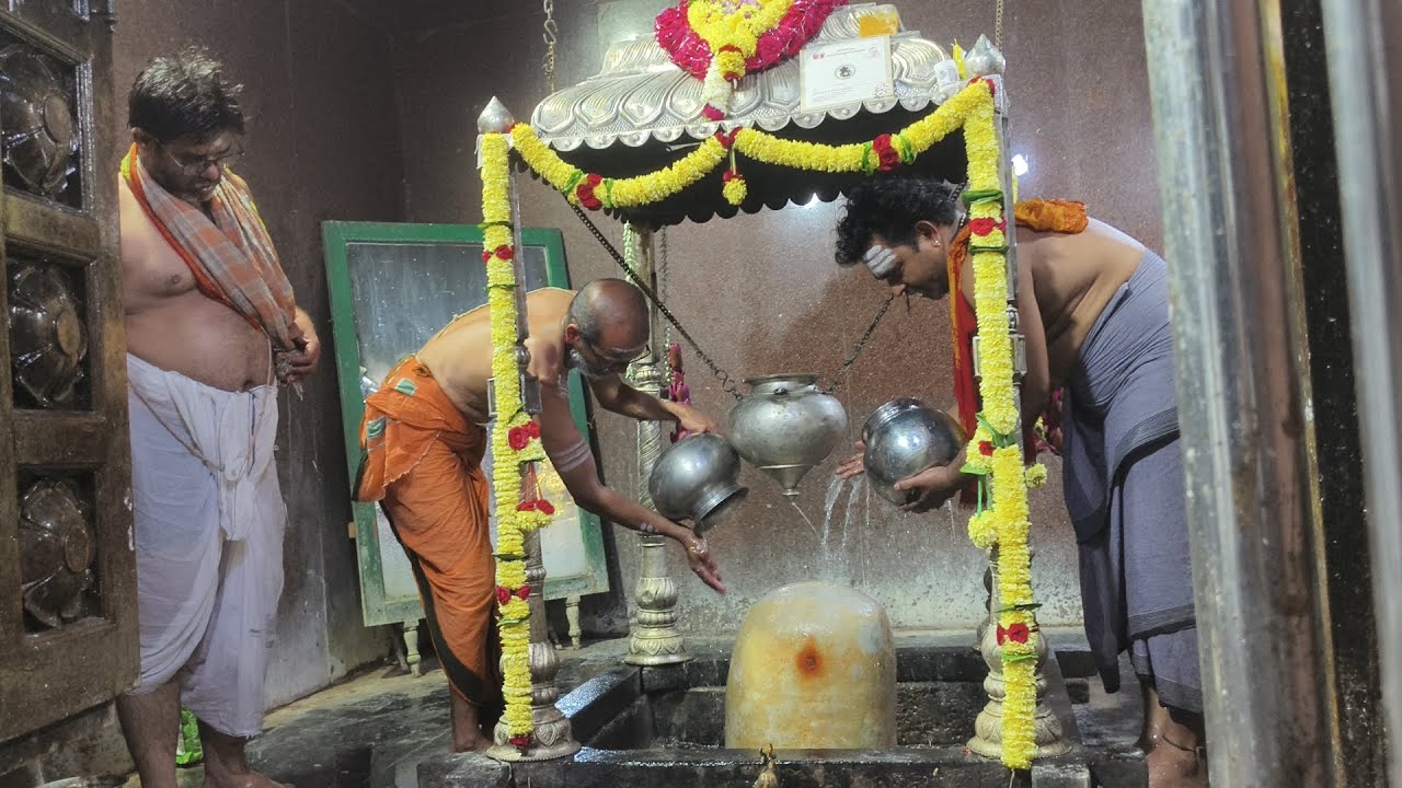 గ్రహణ సమయంలో పూజలు అందుకుంటున్న స్వామి అమ్మవారు #padagaya#kukuteswara swamy #pithapuram 