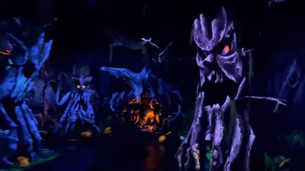 Snow White's Scary Adventures Disneyland Paris!