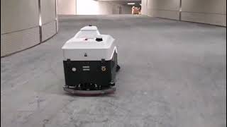 Kokobots S95 универсальный подметально-поломоечный робот свободно двигается по пандусу паркинга.