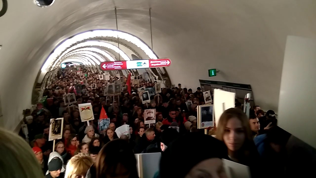 Метро \"Площадь Восстания\" в Санкт-Петербурге приехали желающие пройти в ...