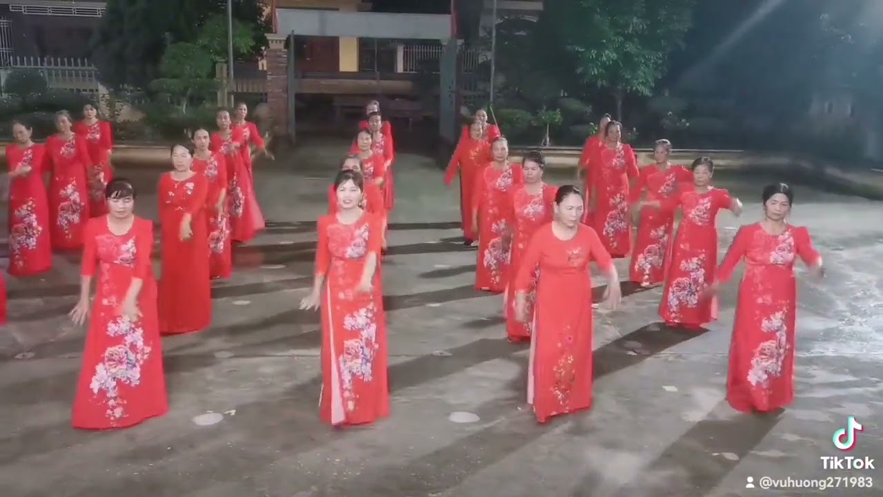 Vào Chùa. CLB dưỡng sinh xóm Bỉnh Di Tây -  Xã Giao Thịnh.