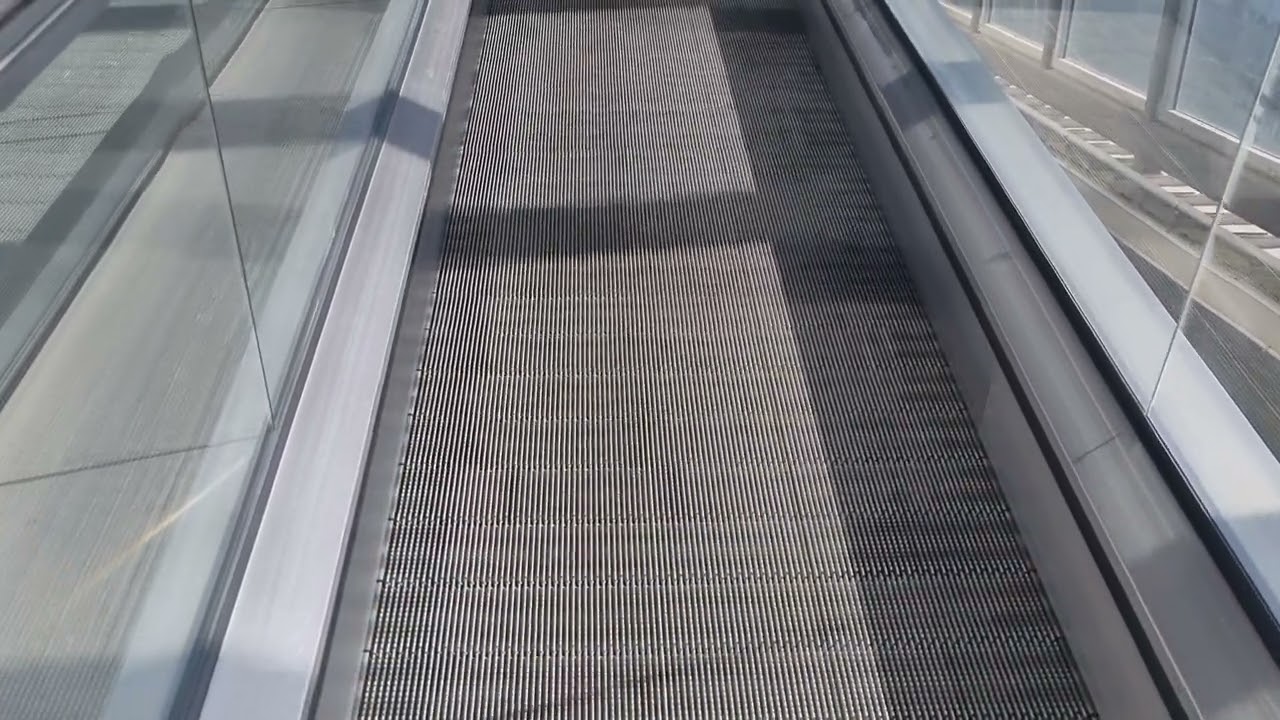 Rollsteig Schindler 9500 im Bahnhof Düsseldorf Flughafen