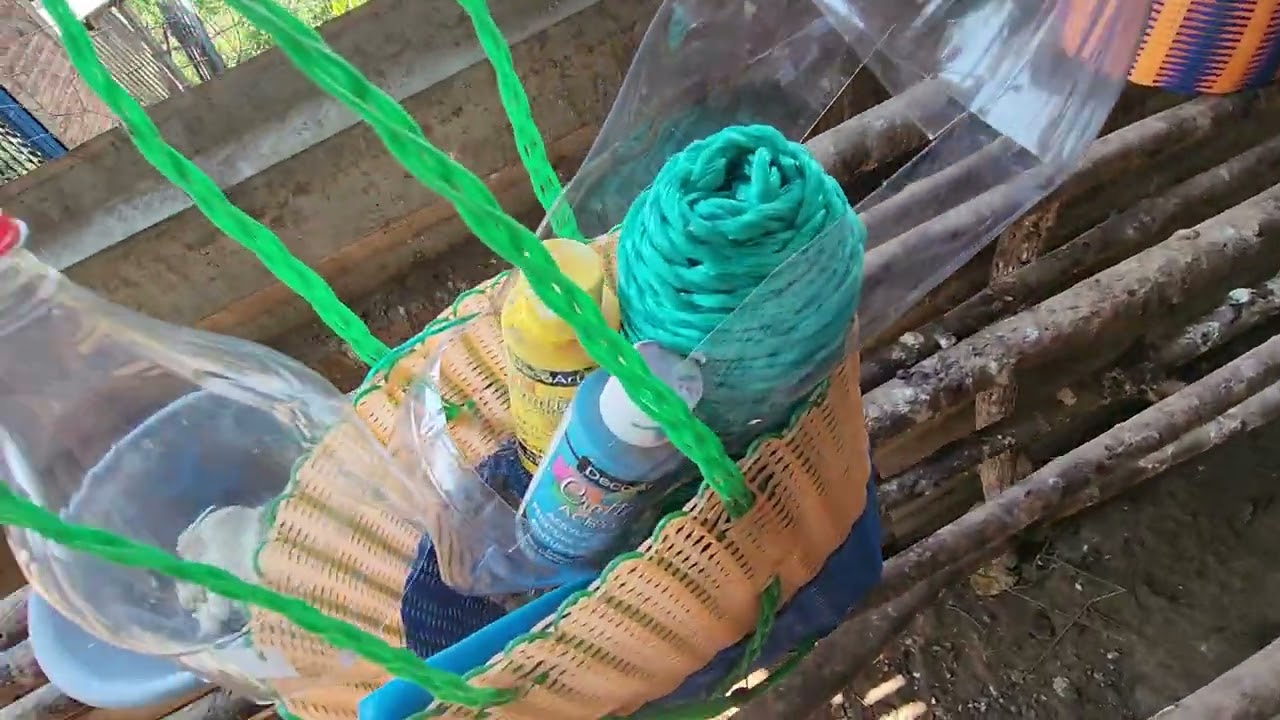 Haciendo comedero para los pollos mi mamá 