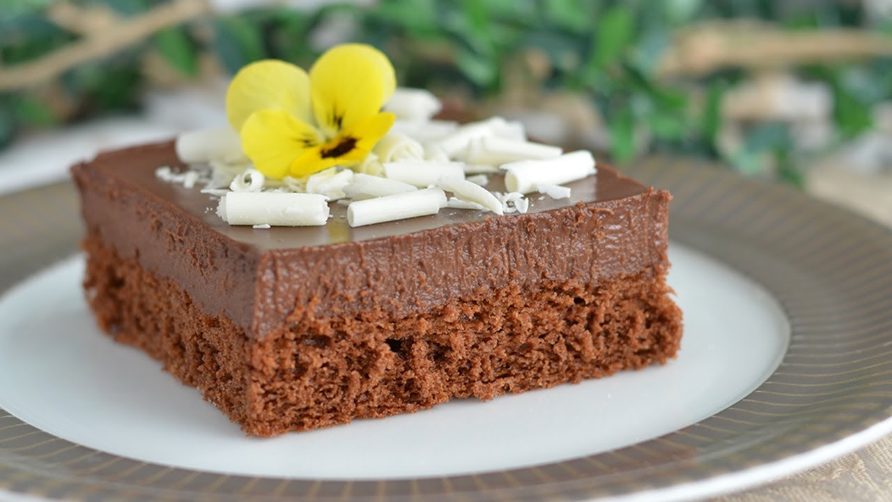Шоколадный торт прост в приготовлении и готовится быстро!