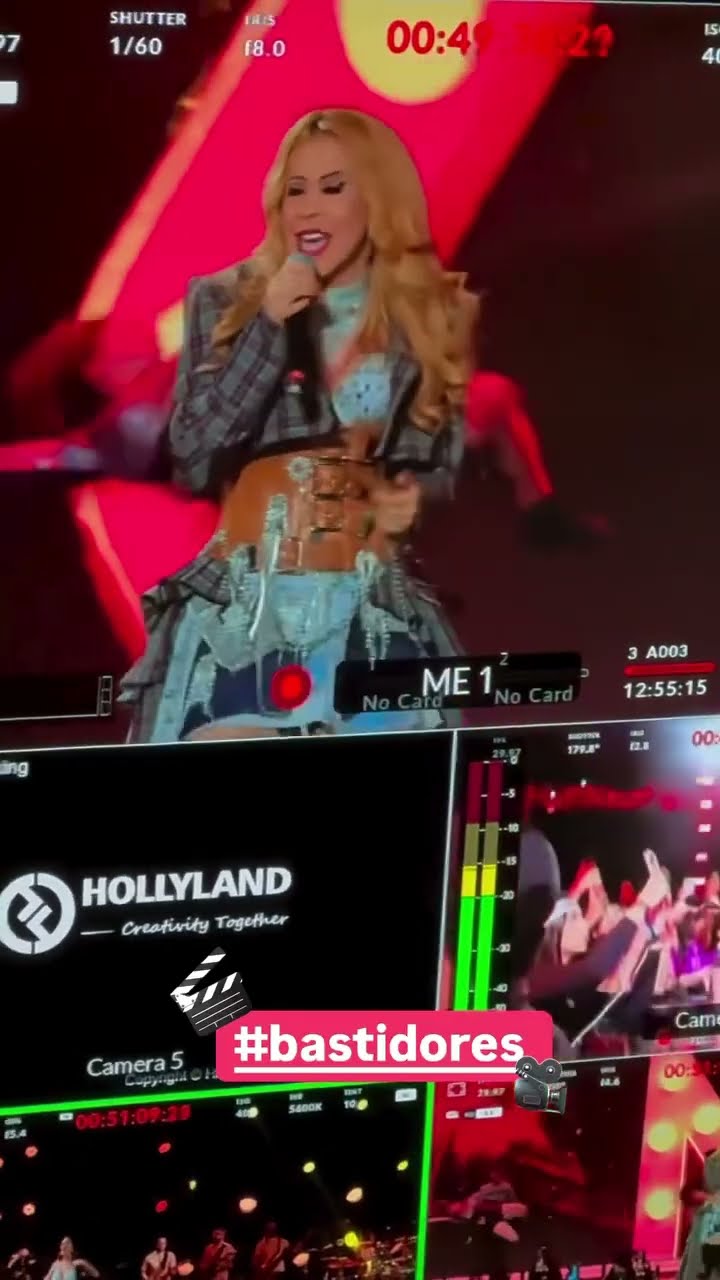 Joelma cantando Estrela Dourada com Raphaela Santos