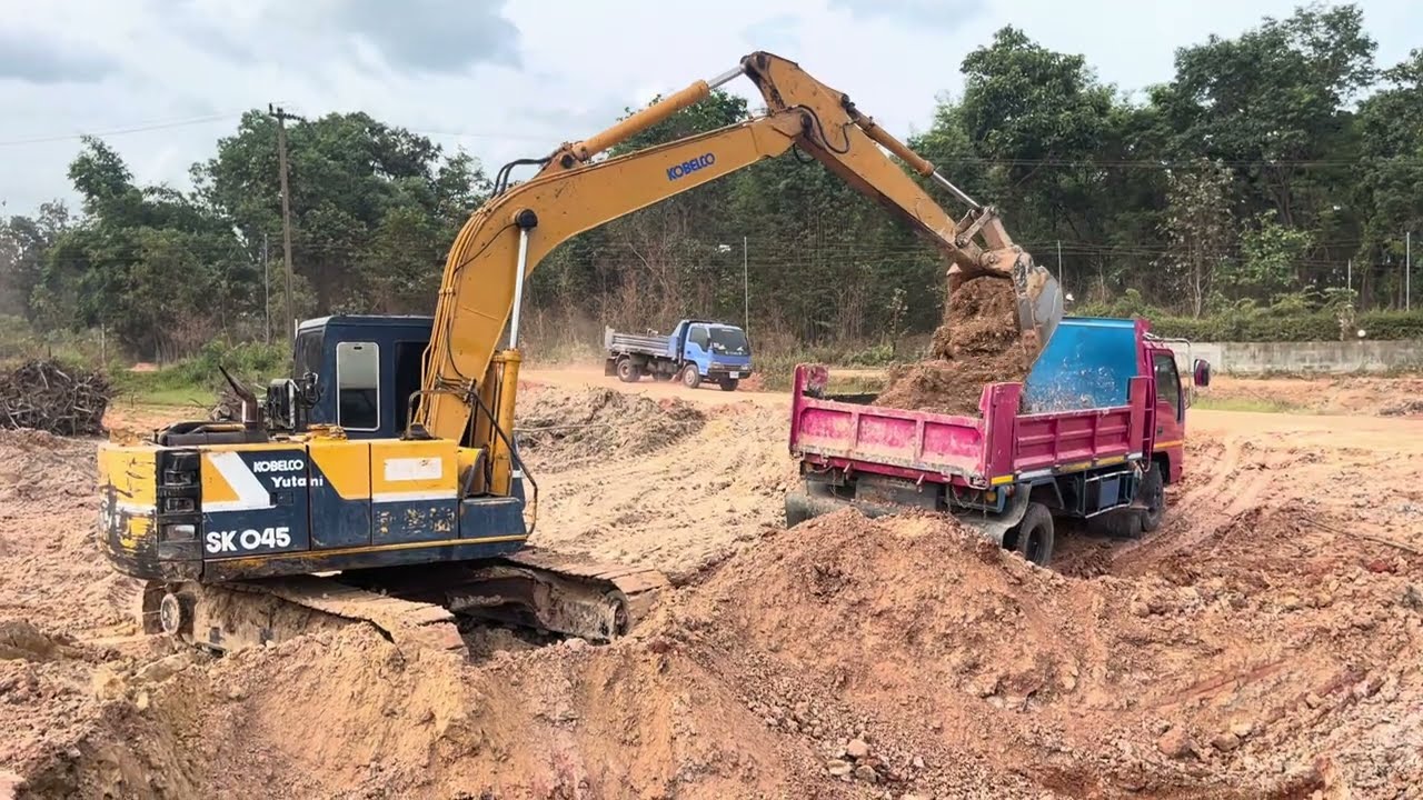 KOBELCO SK045N2 ยังมีความไว เจาะดินเหนียวใส่ดั้ม6ล้อ 