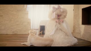 Смотреть клип Sia - Gimme Love (Official Music Video)