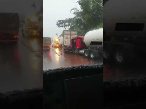 Colisão traseira entre carretas na Régis Bittencourt em Cajati