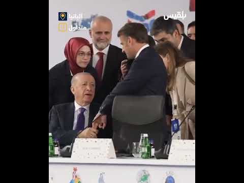 لحظة مصافحة غير اعتيادية بين أردوغان وماكرون