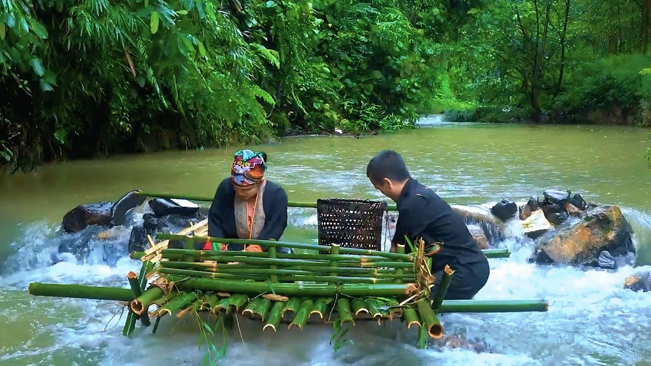 Crafting Bamboo Fish Traps in the Wild Stream - YouTube