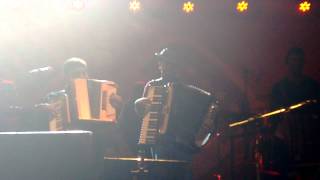 Cicero Paulo do acordeon tocando com seu idolo e mestre Oswaldinho do acordeon
