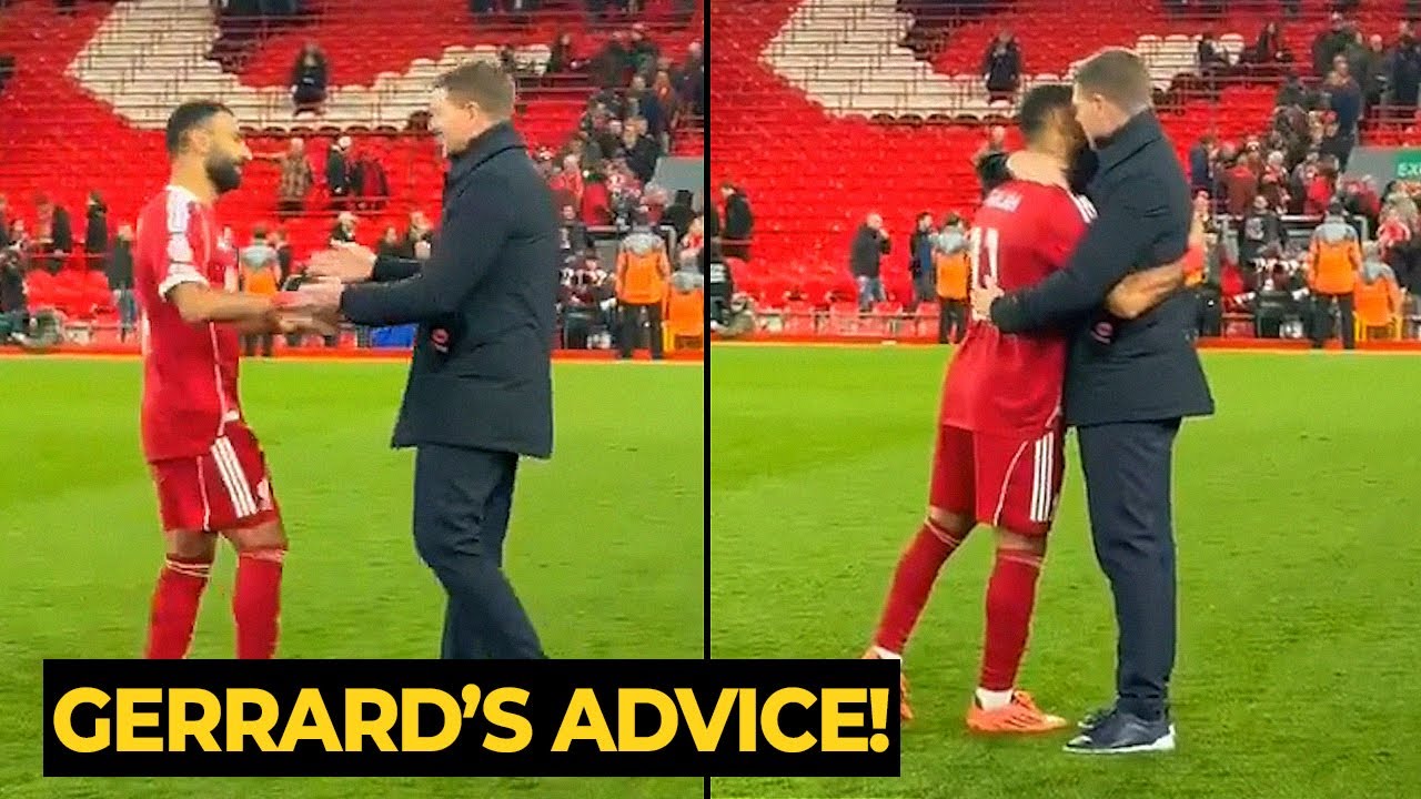 Трогательный момент: Стивен Джеррард обнимает Мохамеда Салаха в матче против «Астон Виллы» вчера ...