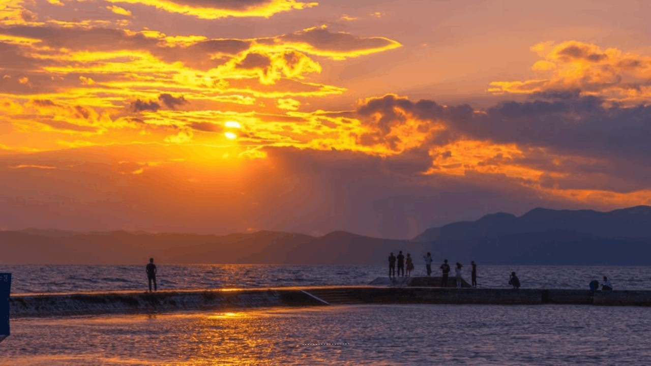 𝐏𝐋𝐀𝐘𝐋𝐈𝐒𝐓 | The Ocean Holds the Sunset