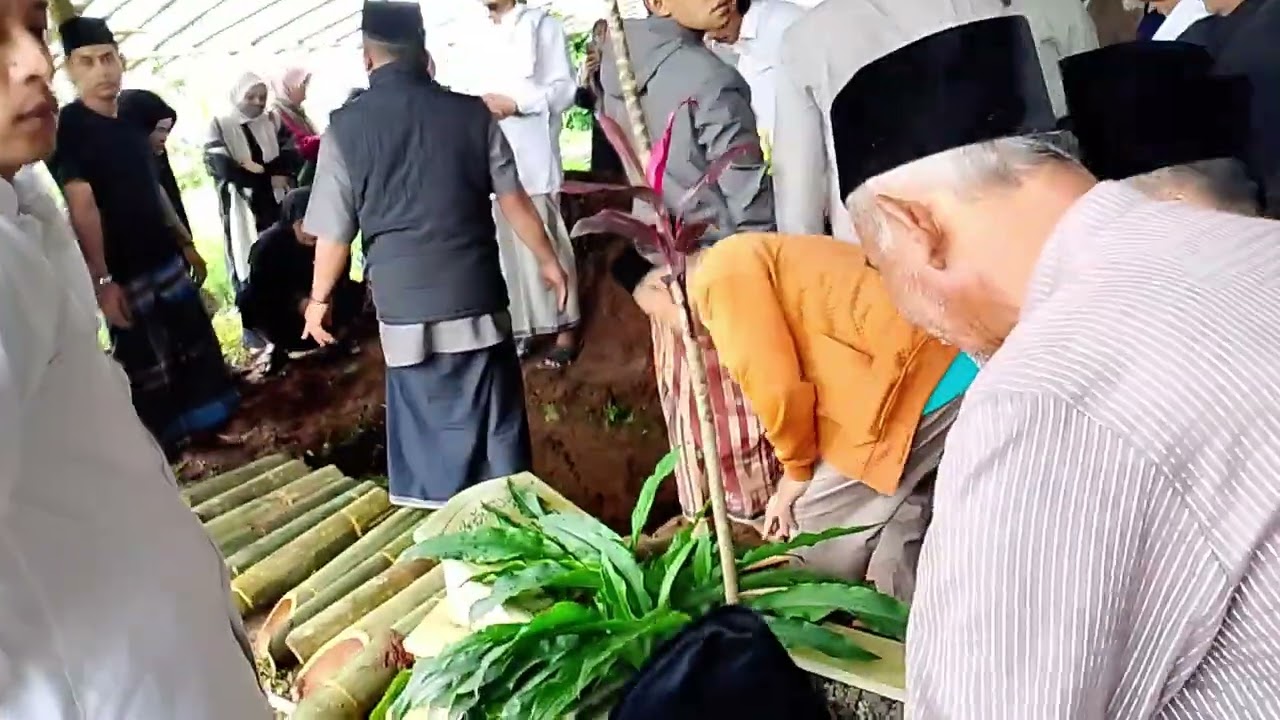 PROSESI PEMAKAMAN IBU HAJAH LILIS MISFALAH PONPES MAFAJAH SINDANGKERTA