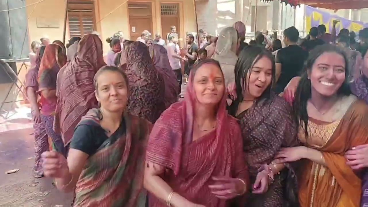 ಚಿತ್ರದುರ್ಗ ನಗರದ ಮಾರ್ವಾಡಿ ಗಲ್ಲಿ ಹೋಳಿ ಸಂಭ್ರಮ ಕುಣಿದು ಕುಪ್ಪಳಿದಿದ ಮಹಿಳೆಯರು ಯುವಕರು ಮಕ್ಕಳು