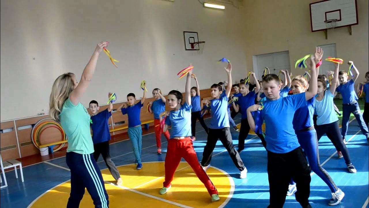 Физра в школе. На уроке физкультуры 25 учеников выстроились. Урок физкультуры в школе. Урок физкультуры рисунок. Дети на физкультуре.