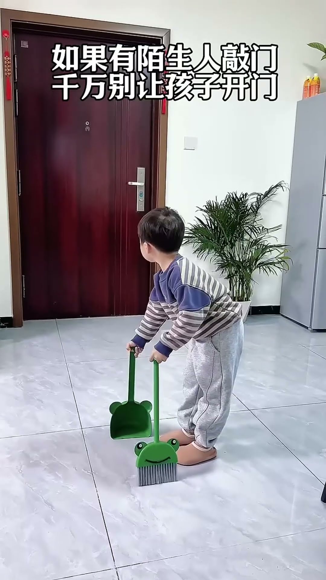 半夜如果有陌生人敲门，千万别让孩子开门，安全意识要牢记！#Cute baby#Cute#呆萌小米宝#聪明宝宝#萌娃