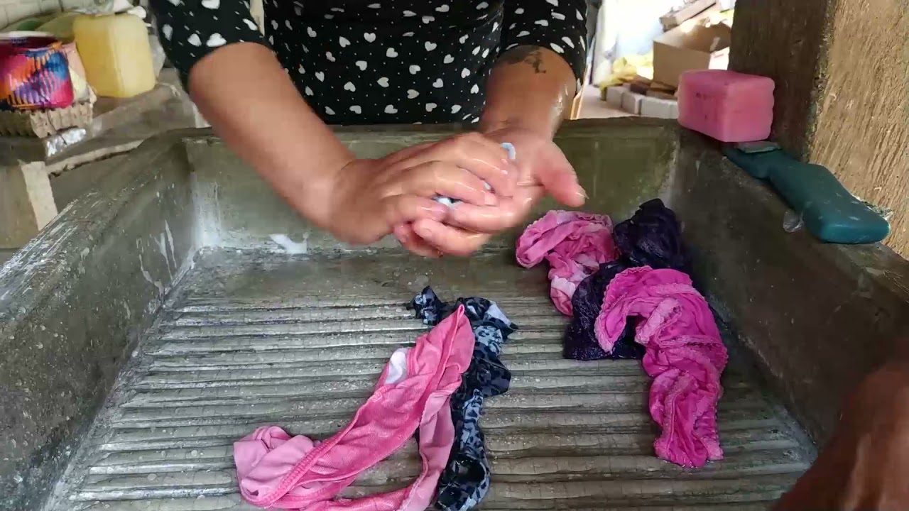 Todos escotilla Actual Lavando a mano: le enseño a mi hija cómo lavar y desinfectar la ropa  interior de mujer - YouTube