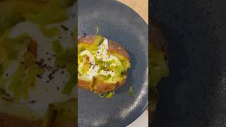 Cheesy jacket potato with leeks and sour cream ✨🥔