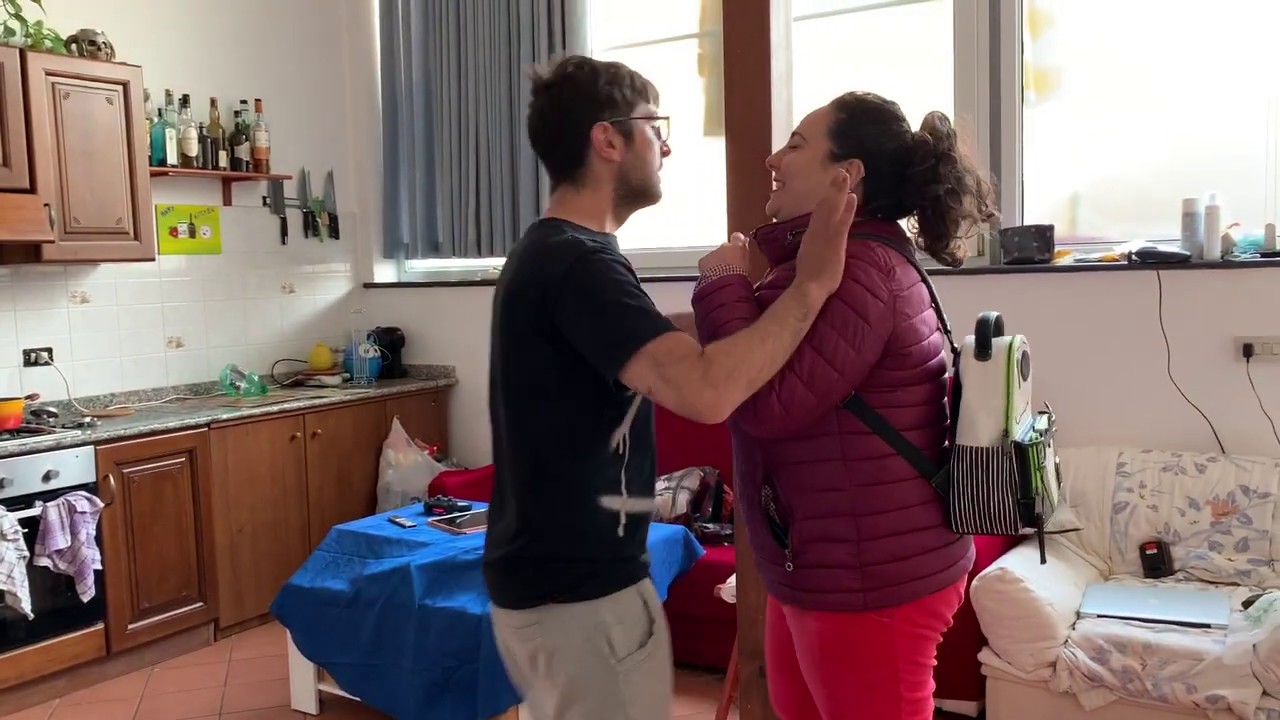 moglie italiana scopa davanti al marito