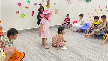 Tiếng Anh Giao Tiếp Phan Thiết: Daisy, Mina and Annie playing flashcards hunting about Halloween