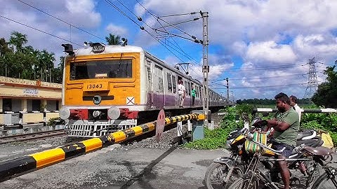 Public waiting at Level Crossing | Speedy EMU Local Trains Skip Busy Railgate | Eastern Railways