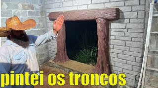 Pintei os troncos feitos de concreto, ficaram claros demais 