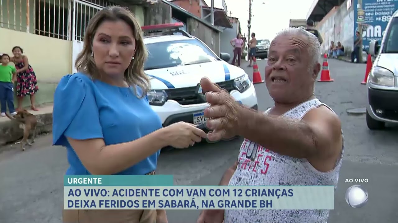 Ônibus escolar perde controle, invade calçada e fere adolescente em MG
