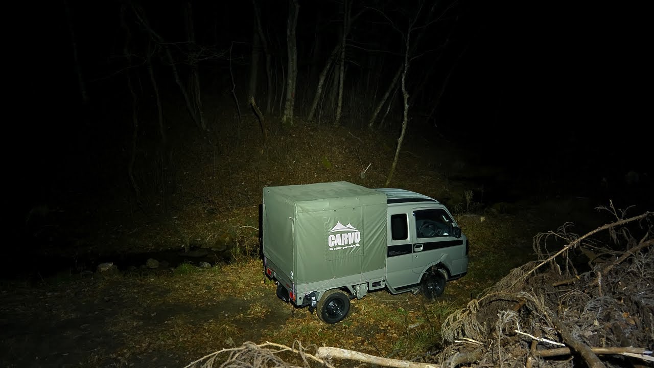 Сплю в машине и играю в ужастики глубоко в горах, когда вокруг никого.