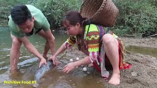 Primitive Life - survival in the rainforest catch fish at stream - how to wild fishing