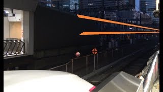 薄暗い早朝の東京駅東海道新幹線ホームから見た中央快速線E233系や山手線内回りE233系の出発