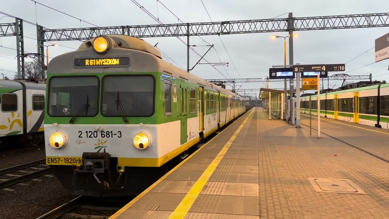 EN57-1920 jako R61 do Ostrołęki odjeżdża ze stacji Tłuszcz | 29.12.2025