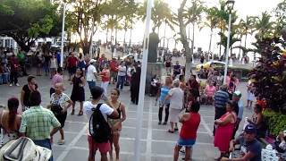 TARDE DE BAILE EN LA PLAZA DE PUERTO VALLARTA