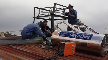 Kỹ Thuật Giáp bồn nước lạnh trên mái tôn cung cấp nước cho máy năng lượng. 0939636360