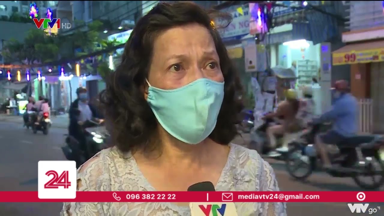 TP. Hồ Chí Minh: Không khí trầm lắng tại xóm đạo trước đêm Giáng Sinh | VTV24