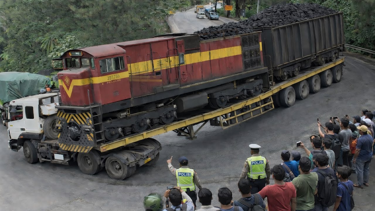 Viral‼️ Diragukan Bisa Lewat Tikungan Extreme,Truk Trailer Muatan Kereta Api Lewat Sitinjau Lauik