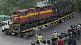 Viral‼️ Diragukan Bisa Lewat Tikungan Extreme,Truk Trailer Muatan Kereta Api Lewat Sitinjau Lauik