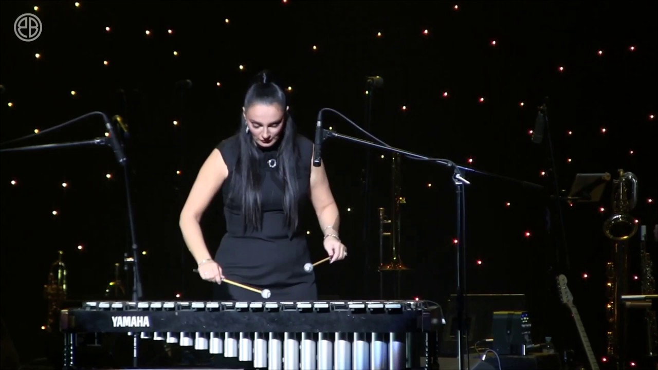 ваенга золотая. золотые купола ваенга аккорды. ваенга золотые купола три аккорда. ваенга золотые купола в странном костюме. три аккорда ваенга.